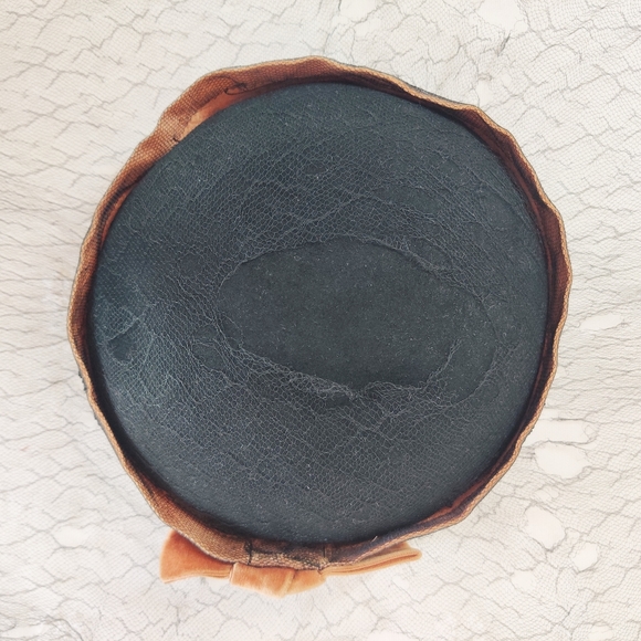1930s Pill Bottle Hat Crushed Velvet Hat, Black Crinoline Veil, Vtg Pillbox Hat - Picture 9 of 11